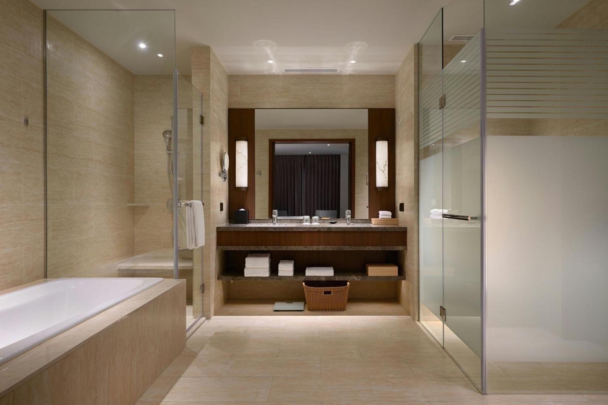 台北六福万怡酒店 臺北 外观 照片 A bathroom in a hotel